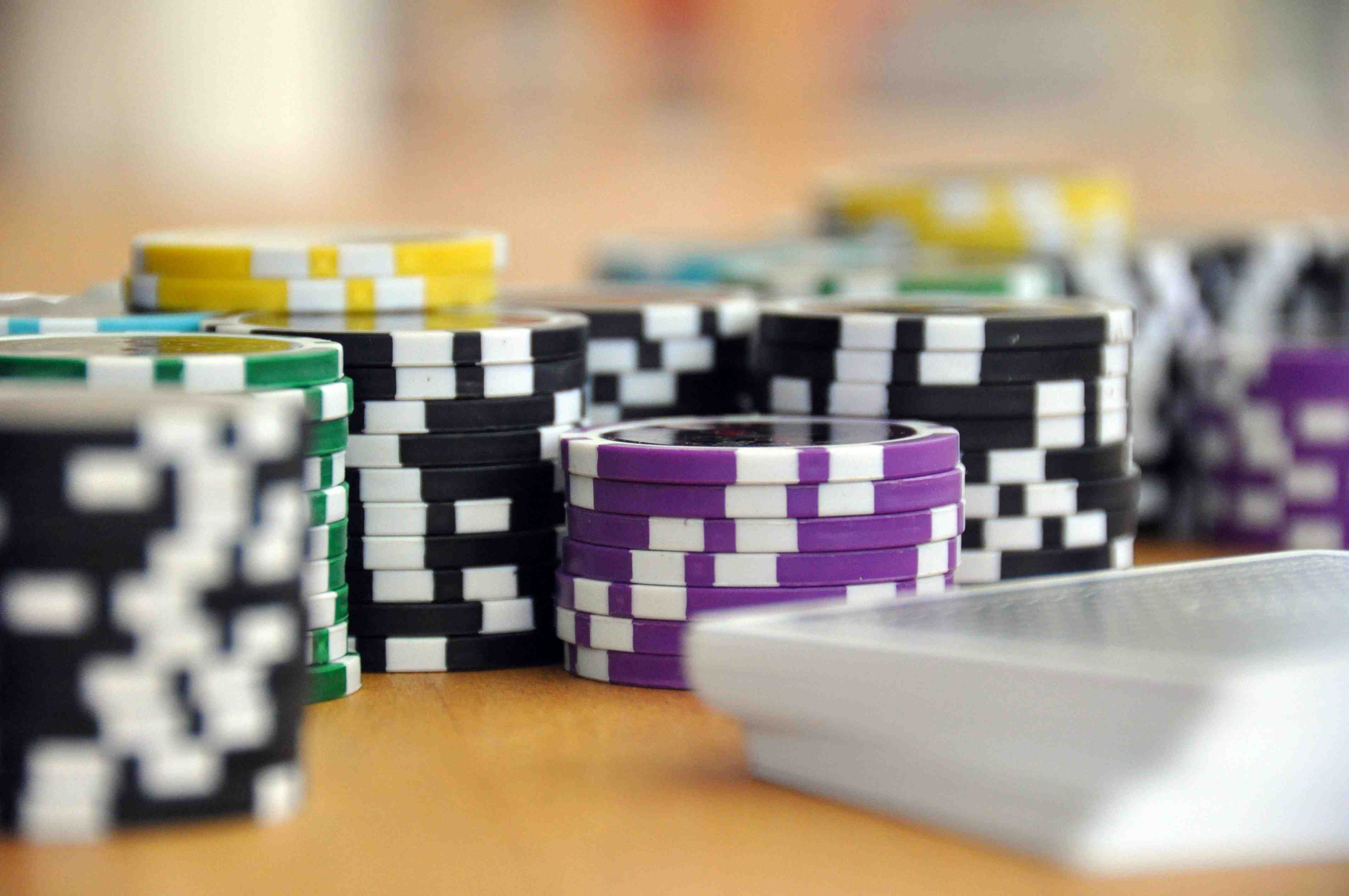 Live Baccarat ဒီလာနှင့် ကတ်ဖြန့်နေသောမြင်ကွင်း